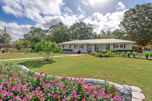 single story home with a front yard