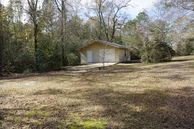 view of yard featuring an outbuilding and a garage