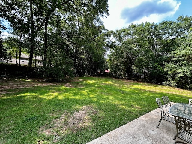 1002 Monterey Ct, Dothan, AL 36303 - view of grassy yard with a patio