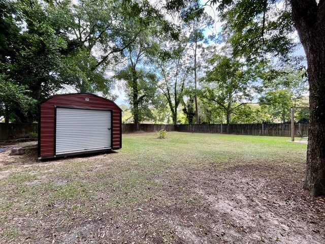 view of yard featuring a storage shed