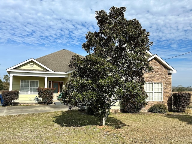 view of front of property featuring a front yard