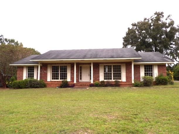 ranch-style house featuring a front lawn