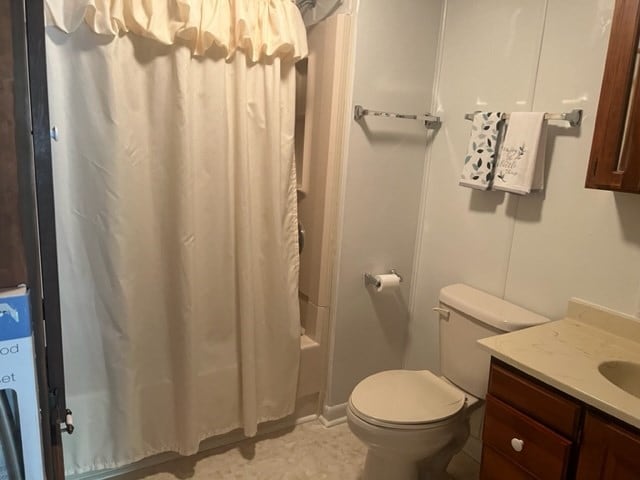 full bathroom featuring vanity, toilet, and shower / tub combo