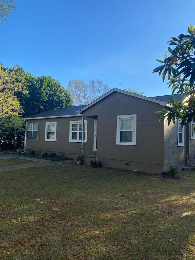 view of front of home featuring a front yard and crawl space