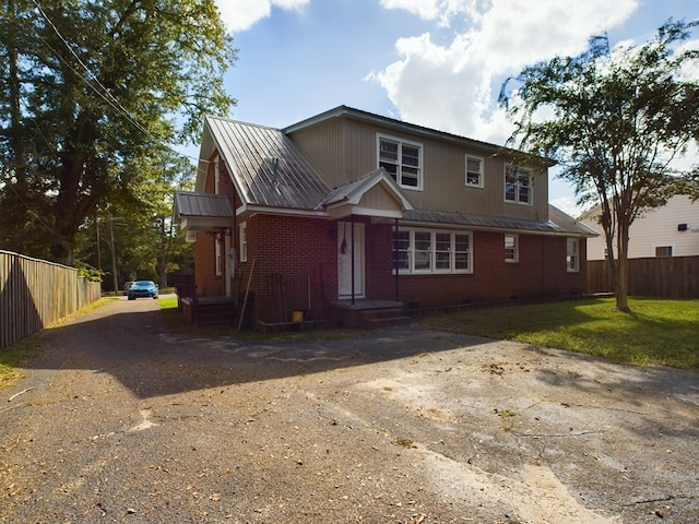 view of front facade featuring a front lawn