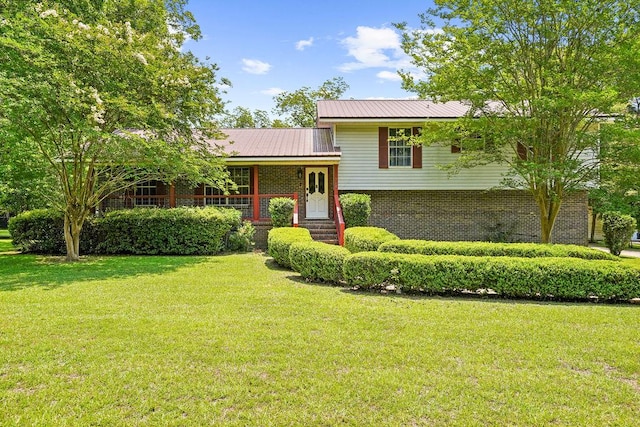 568 N Morris St, Slocomb, AL 36375 - tri-level home featuring a front yard and metal roof