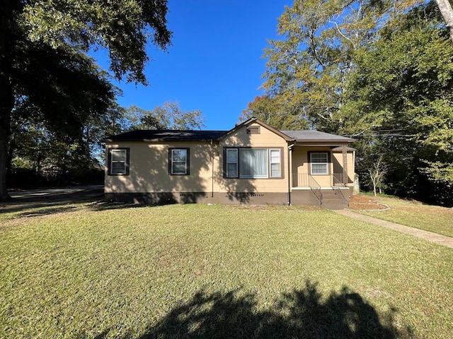 view of front of home with a front lawn