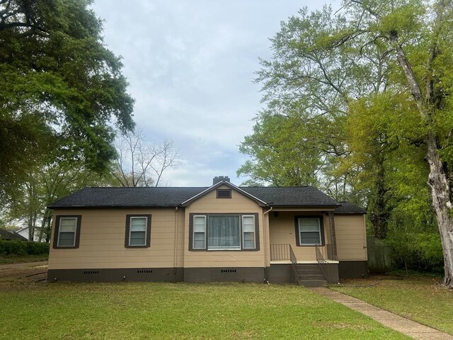 view of front of house featuring a front yard