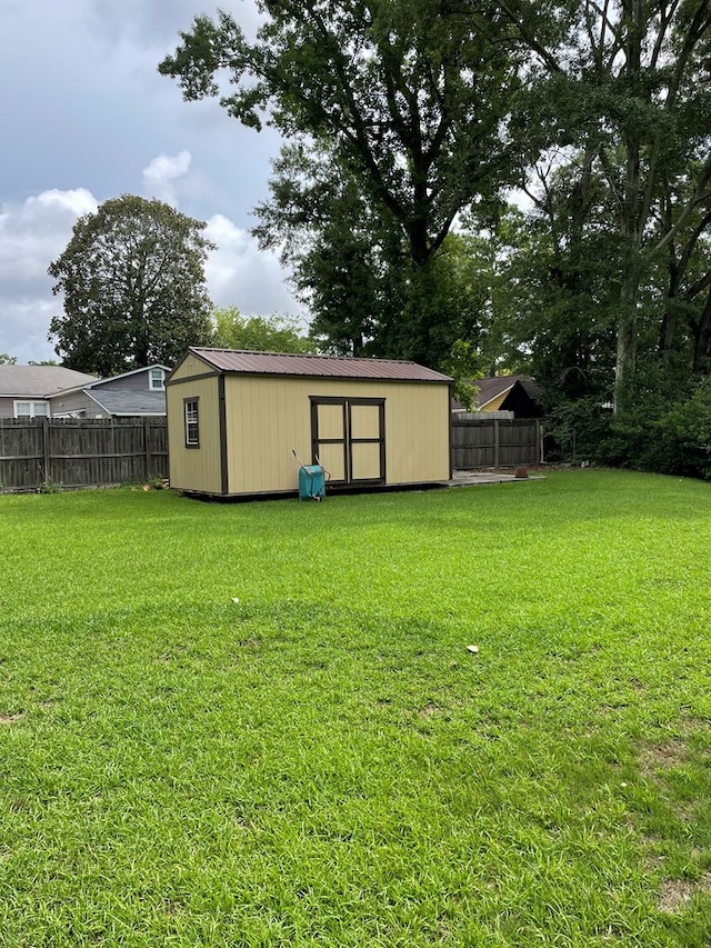 view of yard with a shed