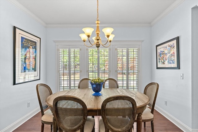 dining room featuring an inviting chandelier, ornamental molding, baseboards, and dark wood-style floors