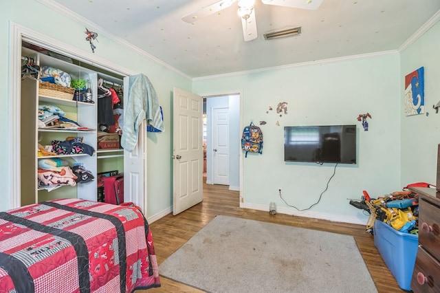 283 E King St, Newton, AL 36352 - bedroom featuring wood finished floors, baseboards, crown molding, and a closet