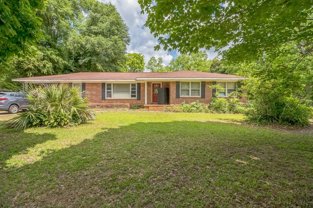 283 E King St, Newton, AL 36352 - single story home featuring a front yard and brick siding