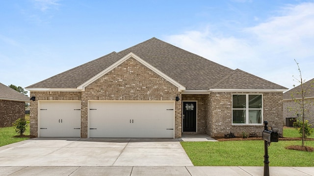 view of front facade featuring a garage and a front yard