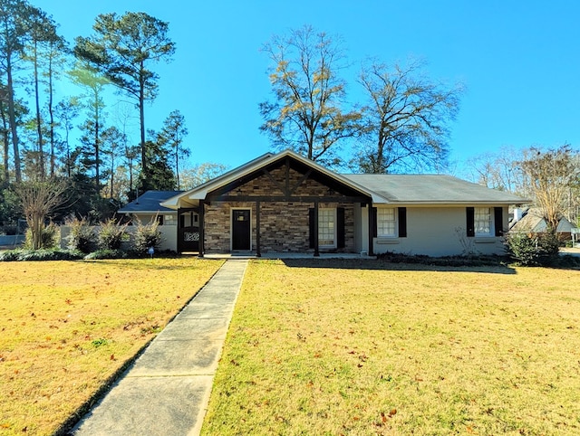 single story home featuring a front yard