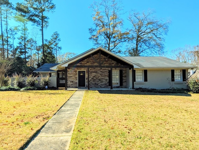 ranch-style house featuring a front yard