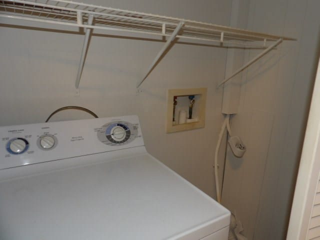laundry area with washer / clothes dryer and laundry area