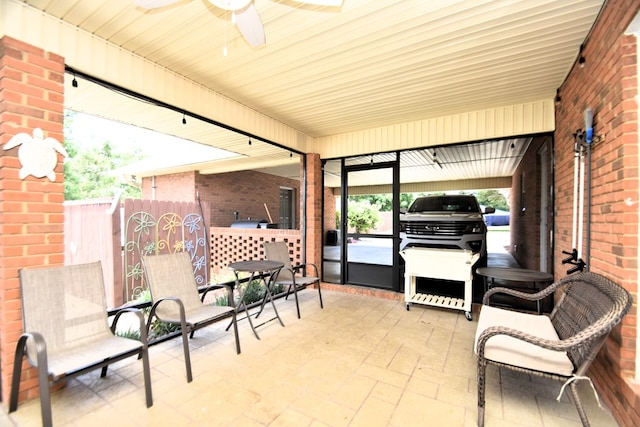 sunroom with ceiling fan