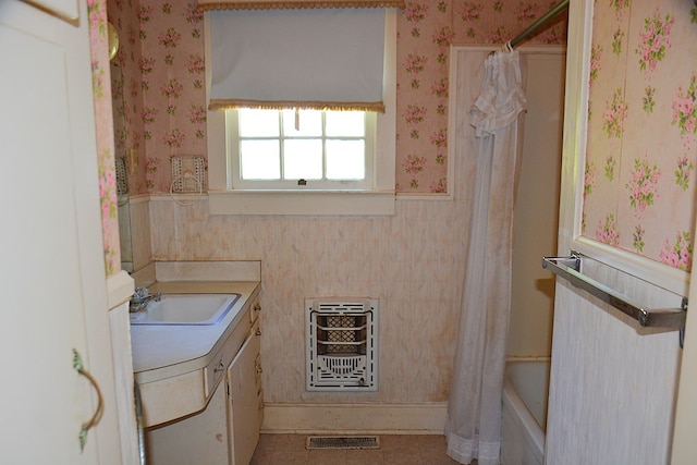 790 Claxton Ave, Elba, AL 36323 - full bath featuring wainscoting, heating unit, and wallpapered walls