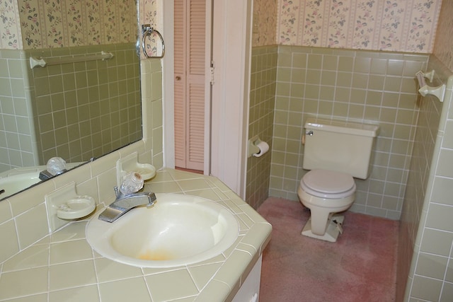 790 Claxton Ave, Elba, AL 36323 - bathroom with toilet, a wainscoted wall, wallpapered walls, and tile walls