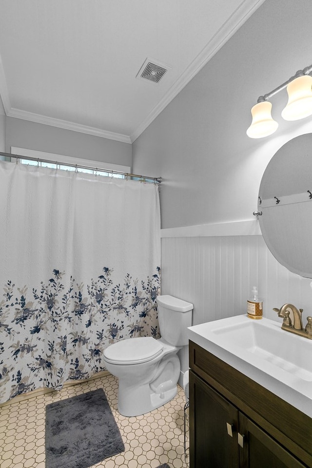 400 Bent Oak Dr, Dothan, AL 36303 - bathroom featuring a wainscoted wall, vanity, crown molding, and a shower with curtain
