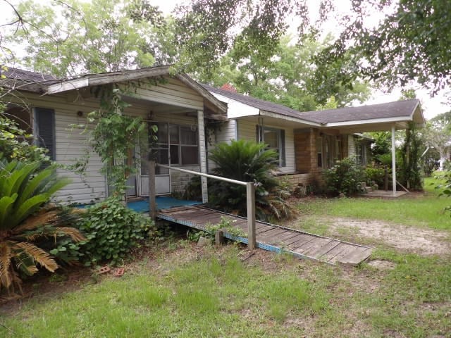 view of front of home with a front lawn