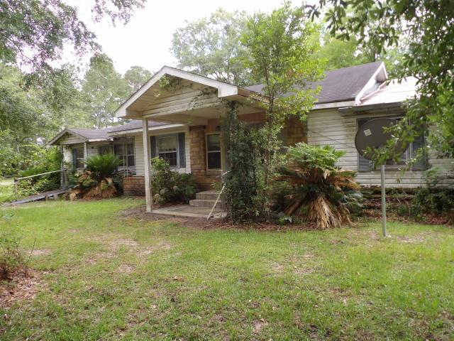 view of front of property with a front lawn