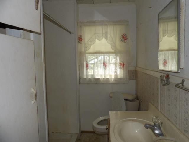 1011 Sunset Blvd, Elba, AL 36323 - bathroom with a shower with shower door and vanity