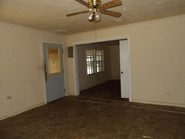 empty room featuring ceiling fan