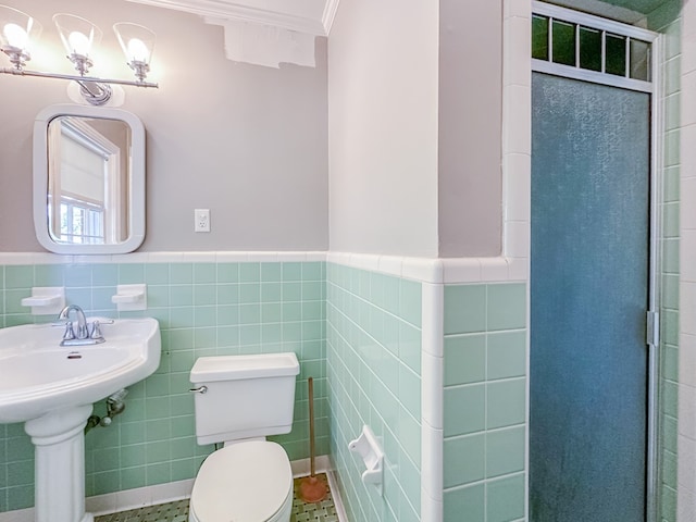 800 W Brookside Ave, Geneva, AL 36340 - full bathroom featuring a stall shower, a wainscoted wall, and tile walls