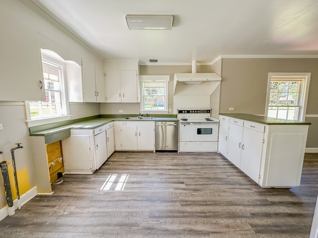 800 W Brookside Ave, Geneva, AL 36340 - kitchen with electric range, dishwasher, a peninsula, wood finished floors, and ornamental molding
