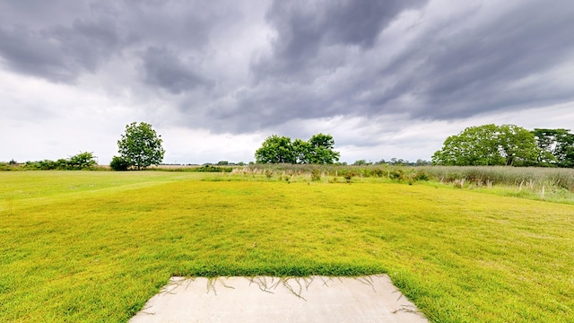 view of yard featuring a rural view