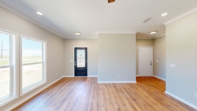 entryway featuring light wood-style flooring, visible vents, baseboards, and crown molding