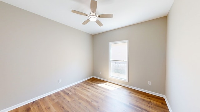 unfurnished room featuring light wood-style flooring, baseboards, and a ceiling fan