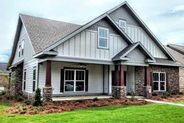 craftsman-style house featuring ceiling fan, a front lawn, and a porch