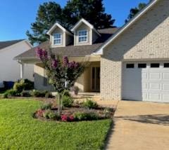 view of front facade featuring a front lawn