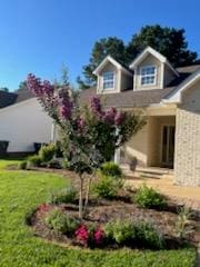 view of front facade with a front yard