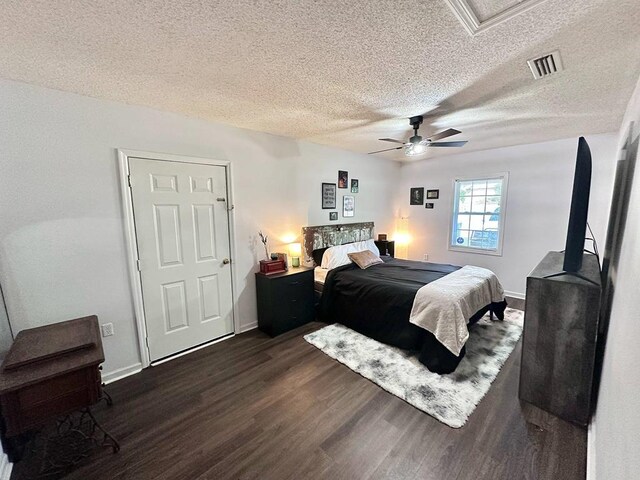 305 Highland Ave, Ozark, AL 36360 - bedroom with dark wood-style floors, a textured ceiling, a ceiling fan, and baseboards