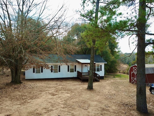 view of front facade featuring a storage shed