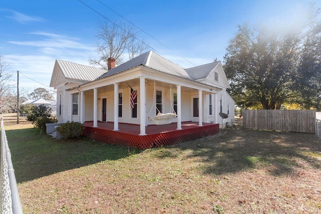 view of front of home featuring a front lawn and covered porch