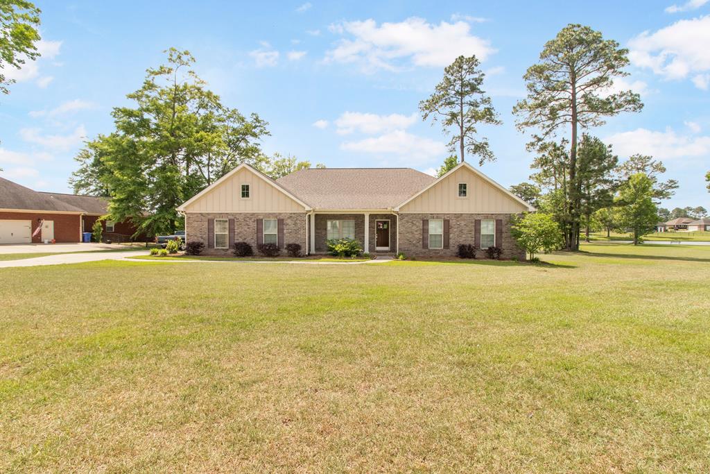 ranch-style house featuring a front lawn