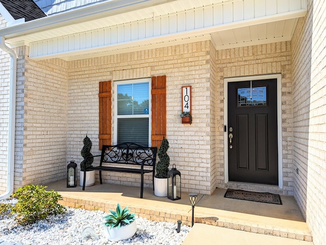 entrance to property featuring covered porch