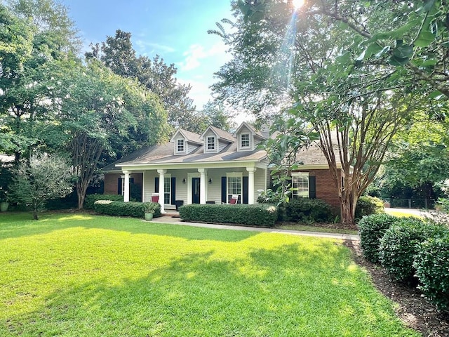 508 N Englewood Ave, Dothan, AL 36303 - new england style home with a porch and a front lawn