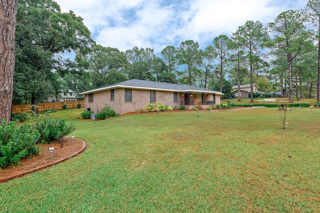 single story home with a front lawn