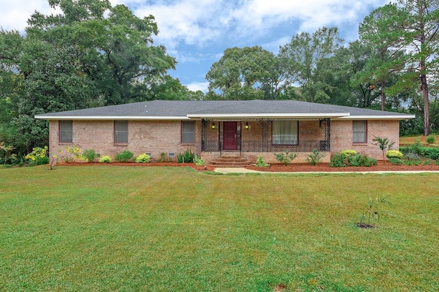 ranch-style home featuring a front lawn