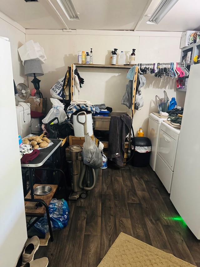 laundry area with laundry area, independent washer and dryer, and wood finished floors