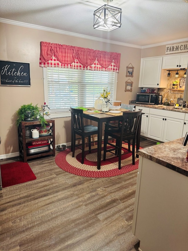 dining area featuring baseboards and crown molding