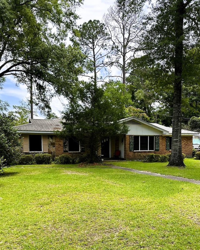 ranch-style house featuring a front lawn