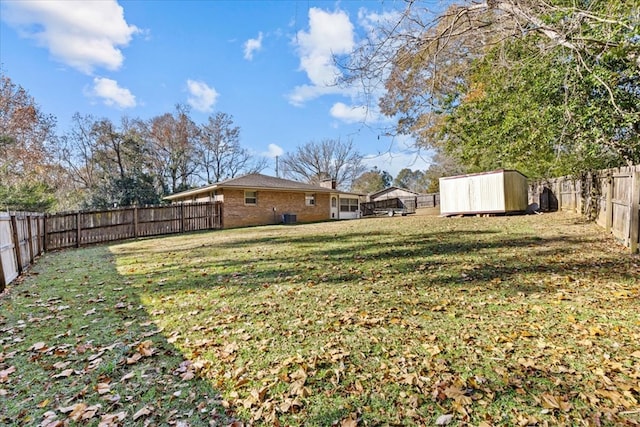 view of yard featuring a storage shed