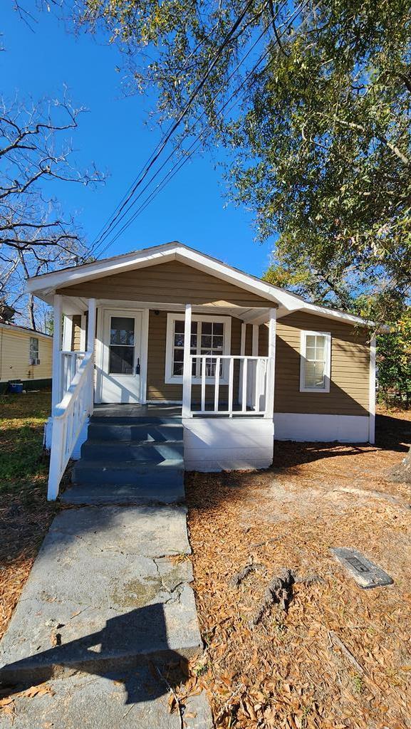 view of front facade featuring a porch