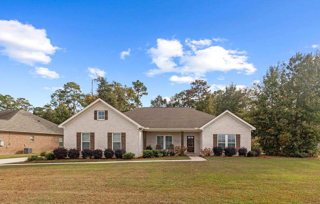 view of front of property featuring a front yard